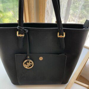 MICHAEL KORS Jet Set Item Medium Snap Pocket Tote, Black/gold